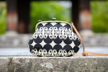 画像をギャラリービューアに読み込む, アンティークがま口ポシェット こま犬/Pochette