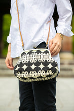 画像をギャラリービューアに読み込む, アンティークがま口ポシェット こま犬/Pochette