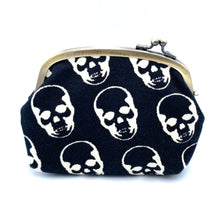 将图片加载到图库查看器,骷髅头图案小扣袋