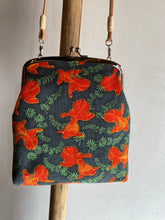 将图片加载到图库查看器,黑色金鱼图案扣袋