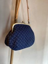 画像をギャラリービューアに読み込む, アンティークがま口ポシェット 分銅つなぎ/Pochette