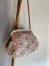 画像をギャラリービューアに読み込む, アンティークがま口ポシェット 舞さくら/Pochette