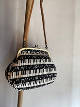 画像をギャラリービューアに読み込む, アンティークがま口ポシェット 音符/Pochette