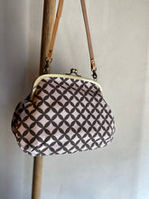 画像をギャラリービューアに読み込む, アンティークがま口ポシェット SHIPPO/Pochette