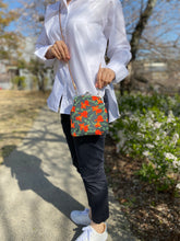 将图片加载到图库查看器,黑色金鱼图案扣袋