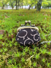 将图片加载到图库查看器,四件套迷你扣,绉绸蔓藤花纹(黑色)/钱包